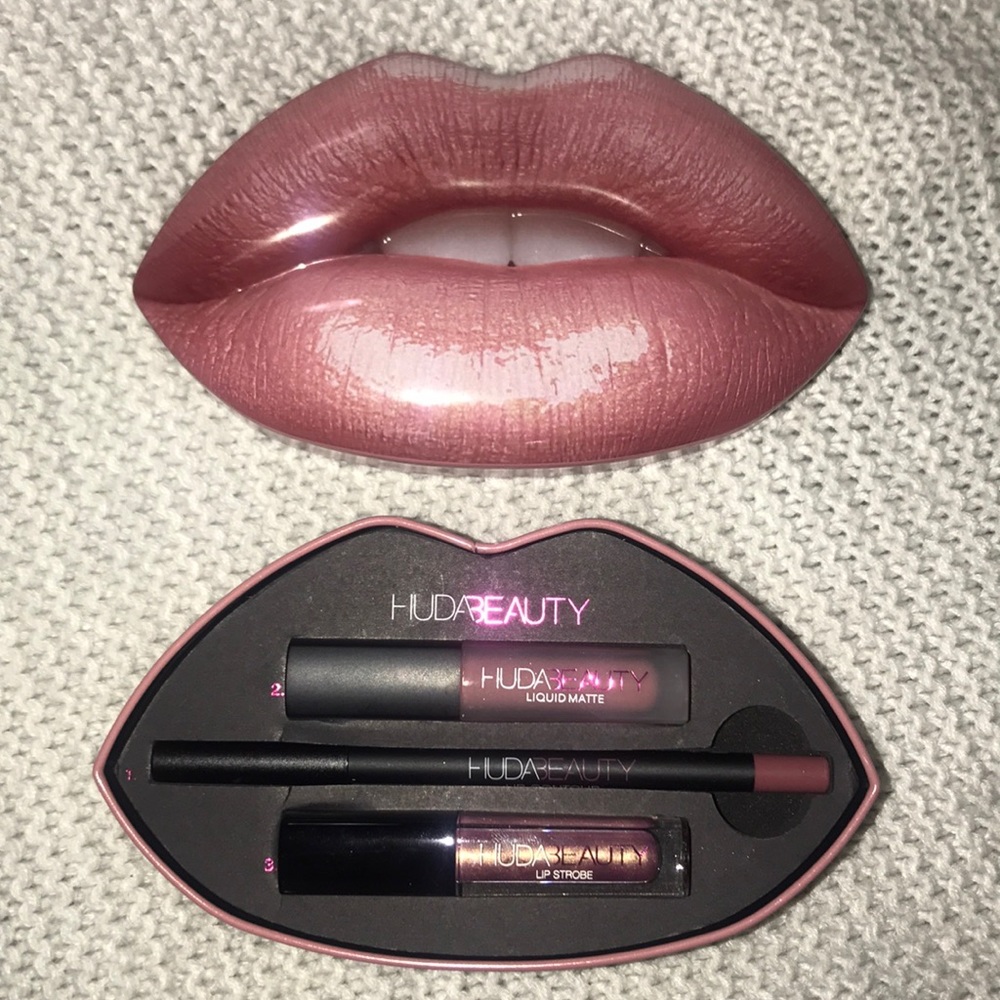 HUDA BEAUTY LIP KIT